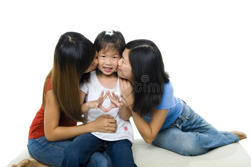 Ασιατικό οικογενειακό φιλώντας μικρό κορίτσι